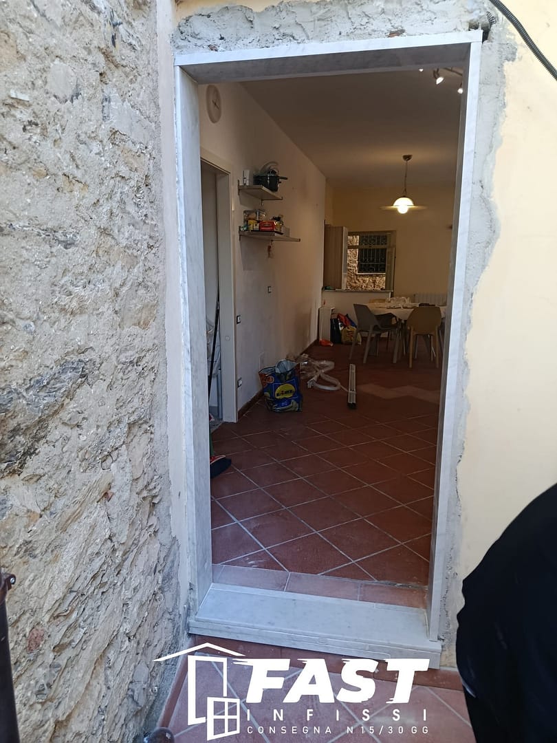 Fornitura e posa in opera di nuovi infissi in PVC doppio vetro Sarzana