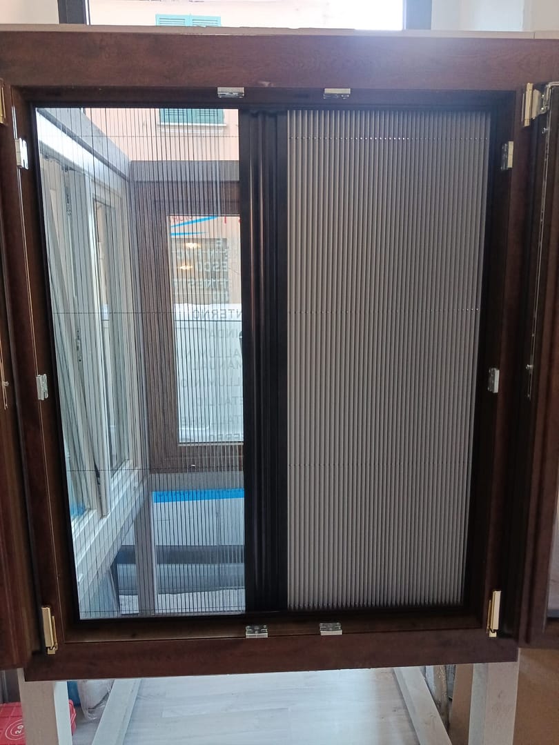 Fornitura e posa in opera di nuove zanzariere plise modalità giorno e notte La Spezia