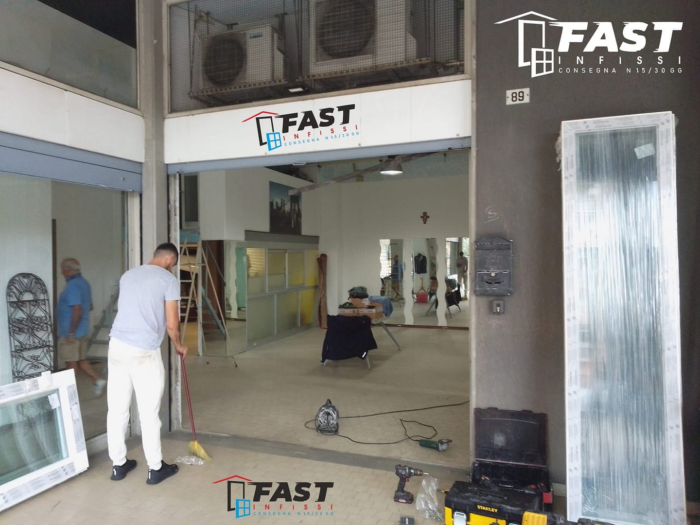 Sostituzione serramenti in PVC doppio vetro antisfondamento dentro e fuori con serratura elettrica, negozio La Spezia