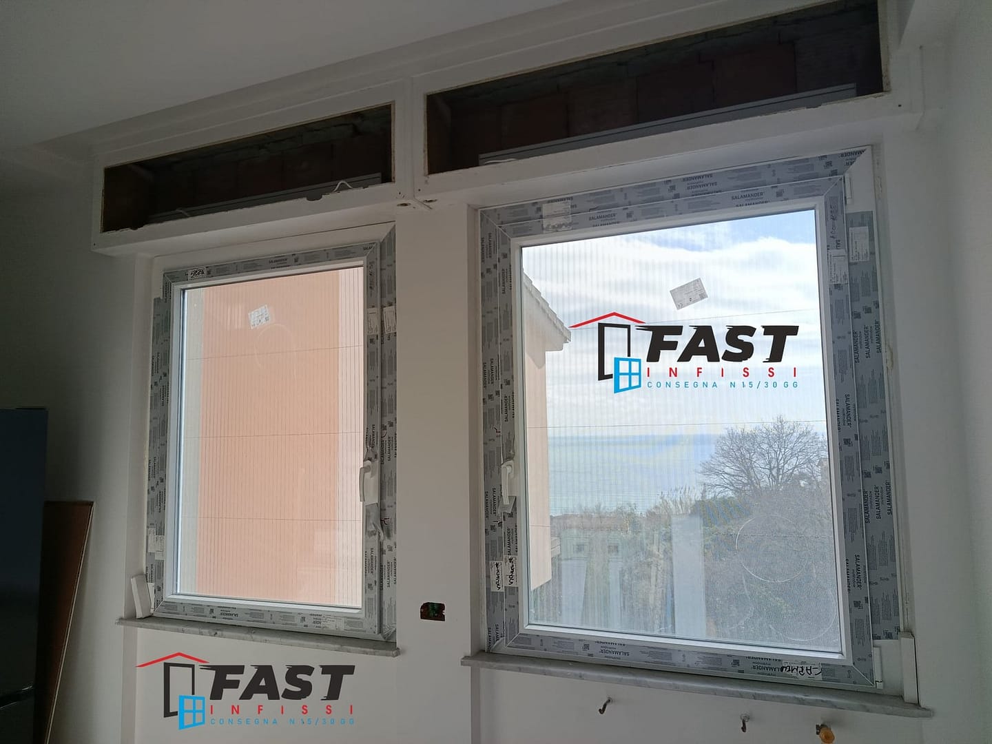 Fornitura e posa in opera di nuovi infissi in PVC doppio vetro 24 mm più avvolgibili elettrici con telecomando e zanzariere plissé a Lerici