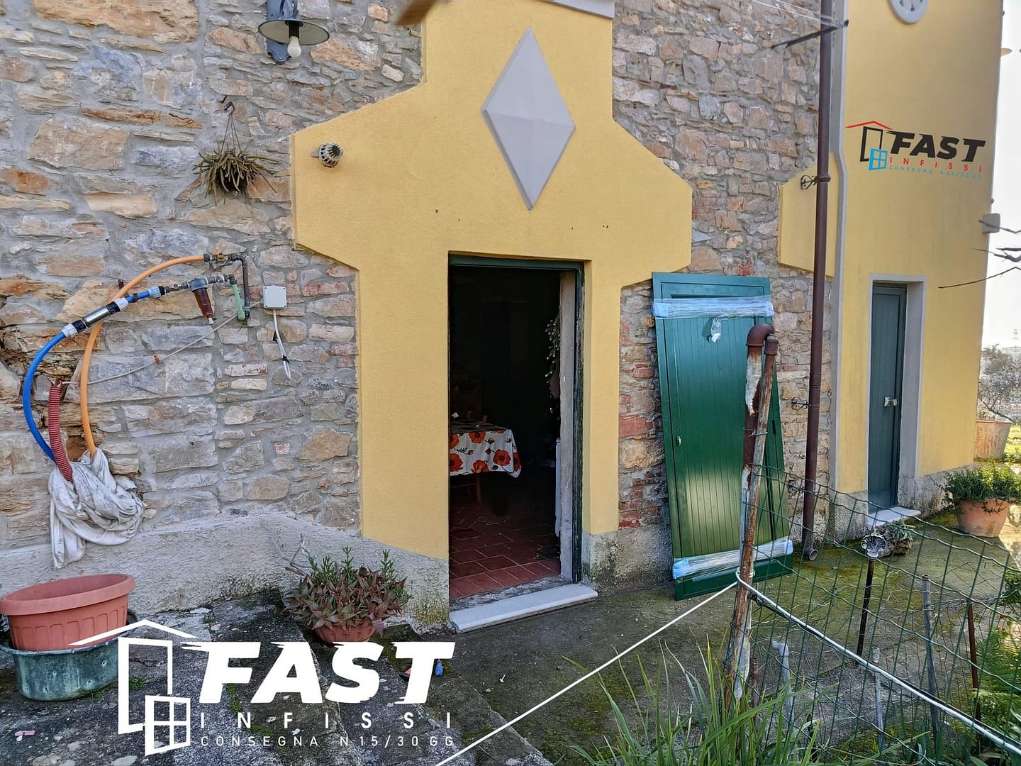 Fornitura e posa in opera di nuove porte in alluminio con serratura Riccò del Golfo