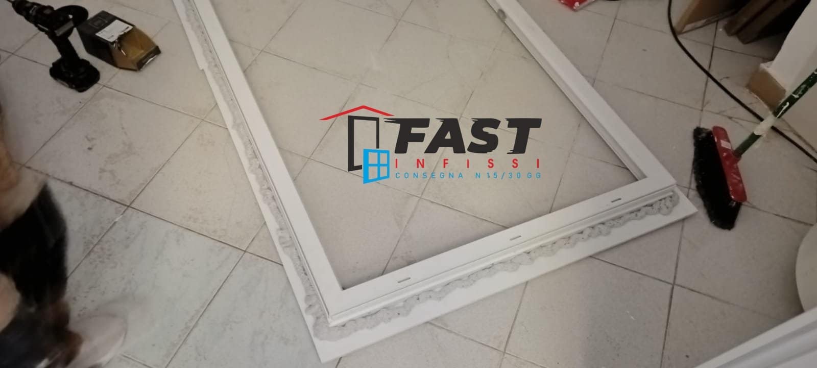 Installazione di infissi di nuova generazione con triplo vetro a Vernazza