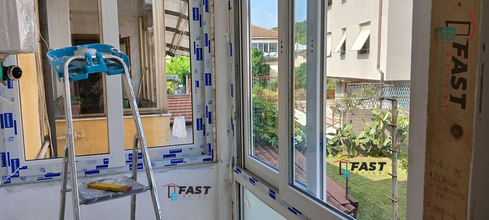 Fornitura e messa in opera di nuovi infissi in PVC doppio vetro con ante scorrevoli, chiusura balcone La Spezia