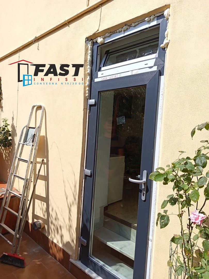 Porta finestra bicolore con vetro antisfondamento dentro e fuori e serratura multipunto San Terenzo