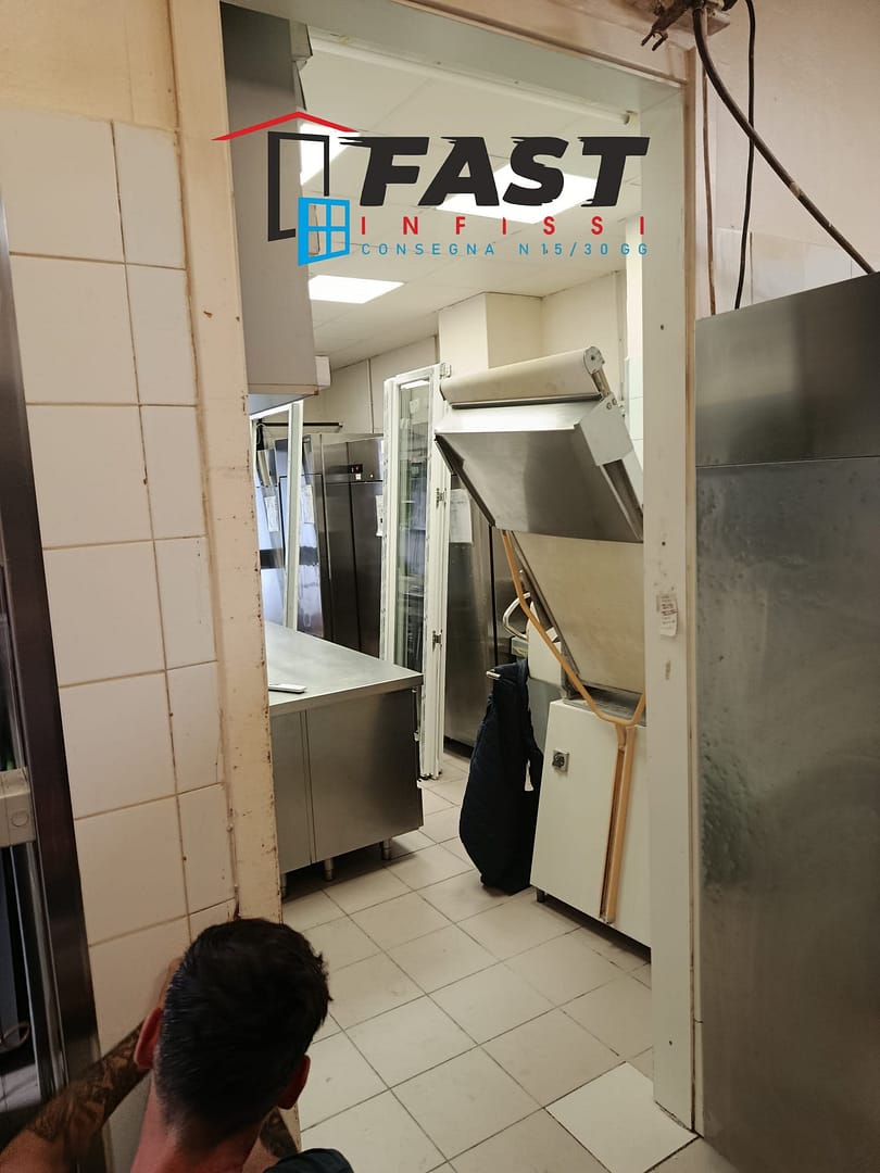 Fornitura e posa in opera di nuova porta in PVC doppio vetro Massa Carrara
