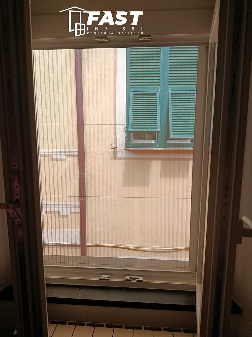 Fornitura e posa in opera di nuovi infissi in PVC doppio vetro e zanzariere plisse Massa Carrara