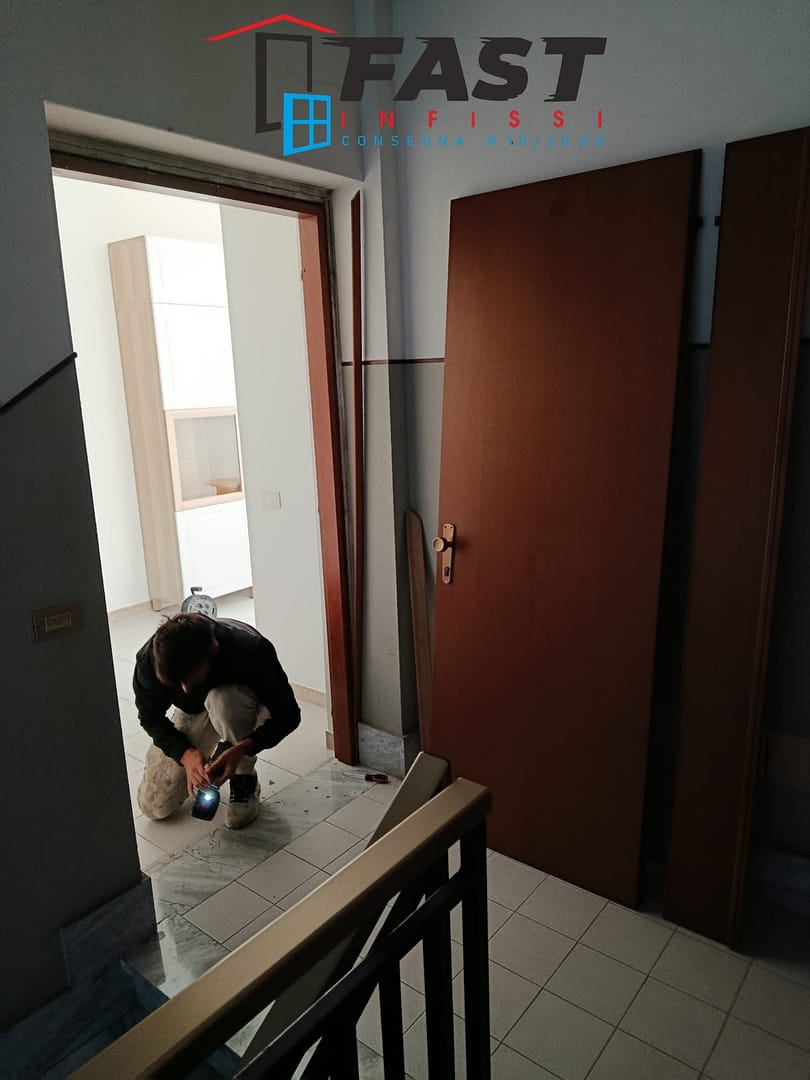 Fornitura e posa in opera di nuovo portone blindato Ceparana