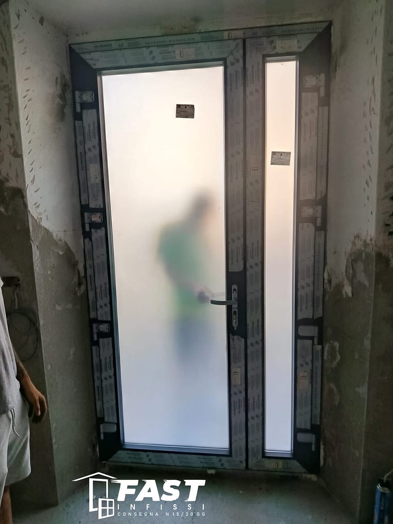 Fornitura e posa in opera di nuovo portone blindato in PVC Carrara